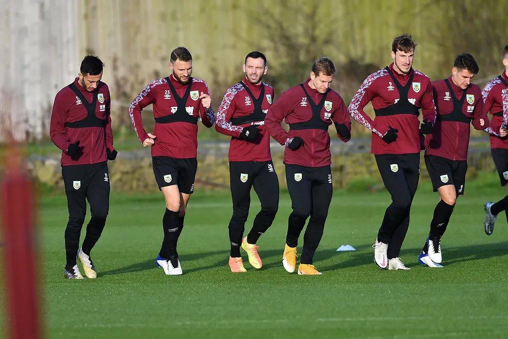 2-1，25岁英格兰国脚一剑封喉，率队2连胜反超切尔西，逼近前三